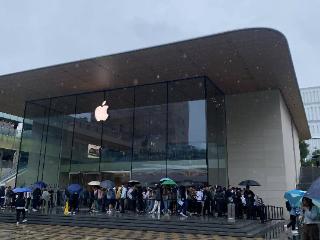 实探苹果、华为新机开售：黄牛不收iPhone 16 Pro，华为三折叠溢价超两万