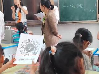 重庆一小学校领导在家长会上协助运营商推销一卡通，教委：校长停职，启动调查