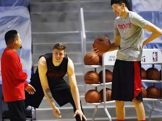 5年前和周琦争替补，如今签8700万肥约，娇妻堪称NBA最美