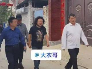 大衣哥家来贵客了，著名作曲家亲自指导唱歌，房间乱糟糟无从下脚