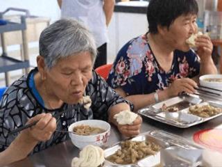 吃到几分饱的人更长寿？医生：老年人吃饭注意3件事，长寿找上你