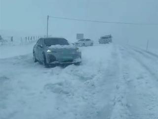 呼伦贝尔大雪致多车被困，旅游大巴被困一天一夜，30余名乘客获救援安置