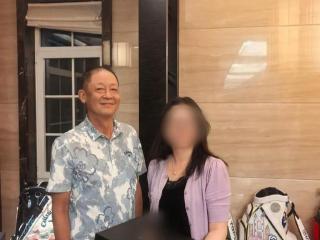 58岁王志文举办家宴 穿着随意，家中装修阔气典雅，高尔夫球包惹眼