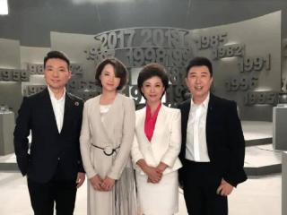 董卿和海霞罕见同框，气质大不同，一个小秘书一个女霸总