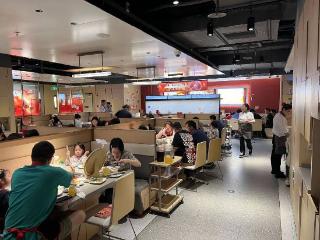 国庆假期火锅店、奶茶店火热，多地爆单