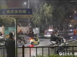 “鬼火少年”扎堆济南解放阁“飙车炸街”，警方出动现场制止