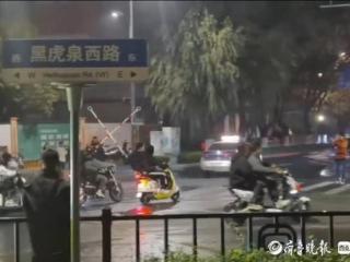 “鬼火少年”扎堆济南解放阁“飙车炸街”，警方出动现场制止