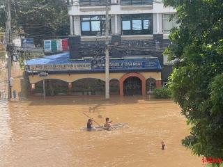 成都游客亲历泰国清迈50年一遇洪水：街上水深至成人胸口处，当地派军车转移游客