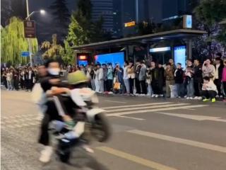 济南多名摩托车手深夜“炸街”飙车放烟花，有人爬公交站台顶棚跳舞，警方：现场抓捕