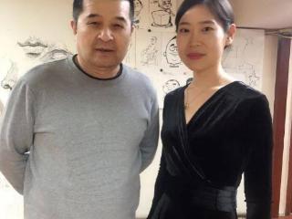 65岁毕姥爷“老来得子”！二婚老婆照片曝光，年轻漂亮还是教授