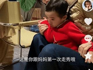 李亚鹏妻子重回模特赛道，抱2岁女儿同台走秀