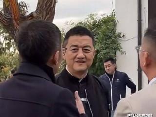 53岁李亚鹏现身酒会被偶遇，头发乌黑皱纹明显，网友：老年味太重了