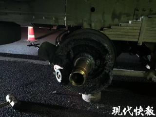 惊险！货车高速上跑掉两个车轮