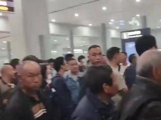 火车站员工睡过头致旅客被关门外，是否违法呢？