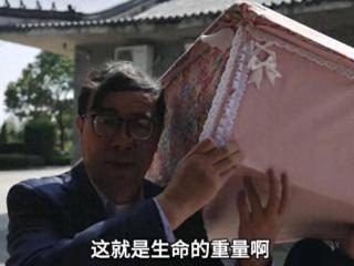 清华教授跟着百万粉丝“00后”入殓师体验一天：知道她为啥如此受欢迎了