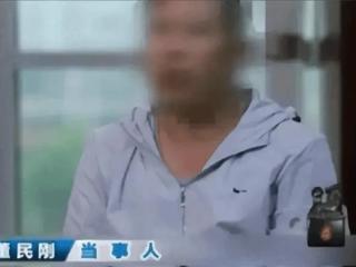 男子被情夫逼迫下跪，还当面与妻子同房