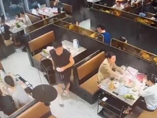 男子独自一人吃火锅，打完酱料回来锅被收了！店家免单发红包补偿