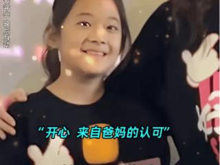 梅婷一家四口罕见同框！女儿打扮接地气，儿子两颗门牙抢镜了