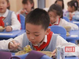 武汉一小学推行“定食+加餐”式午餐，浪费明显减少