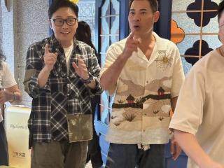 TVB黄金配角外出用餐，被大妈围堵拍照，“师奶杀手”并非浪得虚名