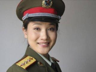 离婚后只字不提前夫侯勇，与女儿相依为命，如今宛若冻龄少女