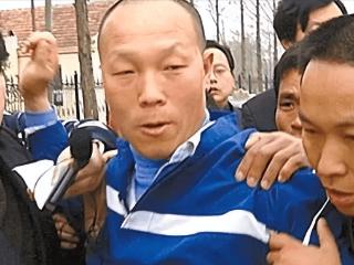 男子因杀妻判刑15年，然而入狱11年后，妻子竟带着新丈夫回到家中