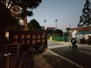 上海知名学校，周围乌漆墨黑！孩子重重相撞，险象环生，家长心惊肉跳