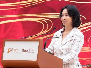 美高梅博物馆开幕典礼：何超琼站在兽首前讲话，何超莲闪亮登台