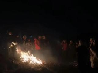 游客夜爬大牯牛山纵火烧山？当地已成立调查组