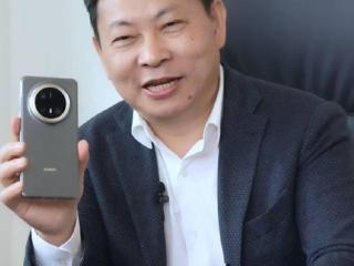 余承东首秀华为 Mate 70 Pro+ 真机外观，“金丝银锦”配色亮相