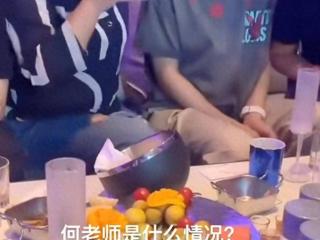 何炅现身KTV，被大姐搂肩膀？明星人设反差太强！