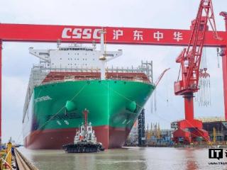 沪东中华：全球首艘 24000TEU 级双燃料集装箱船提前 10 天出坞