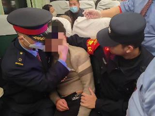 北京西开往怀化列车一旅客醉酒后不适倒地昏睡，怀化铁警紧急救助