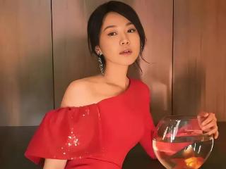 “风情女人”闫妮：离婚后三次“吃嫩草”