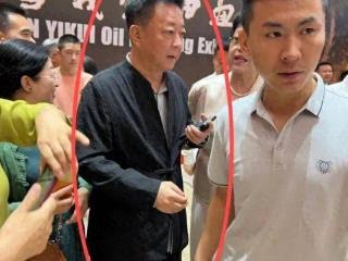 朱军现身画展气色好，妻子谭梅从容迎接秋天，网友：走出阴影了