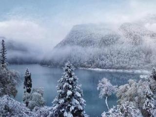 九寨雪后变身童话世界 游客争相与雪山海子打卡留念