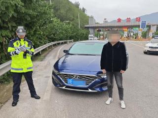 15岁初中生逃课无证驾车超员上路，载5名同学打算飙车