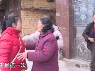 女子赡养84岁母亲，却被哥哥阻止看望母亲，母女俩只能在马路上见面