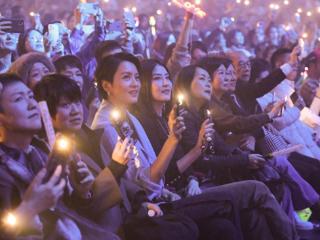 刘德华12岁女儿看爸爸演唱会！与同学前排挥应援棒，五官精致像妈