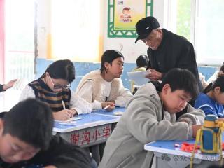 河南一87岁老人连续27年免费教小学生书法：身体能动一天，就要教学生们一天