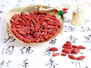 枸杞干嚼好还是泡水好？营养师：枸杞虽好，但这些人不适合食用！