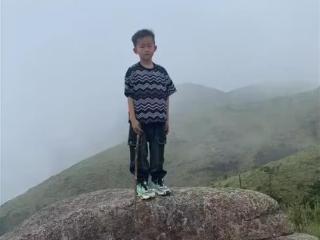 福建8岁男童爬山失踪两天，游客意外拍下他在山顶的影像，家长讲述细节