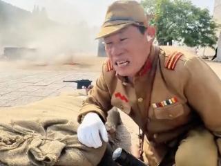 临沂“跟着团长打县城”五一出圈，鬼子专业户沉浸式参与受追捧，网友：怕群众收不住手