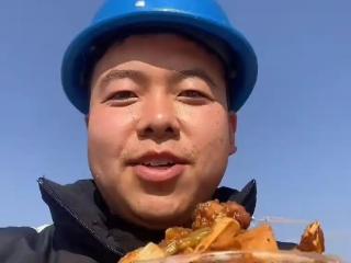 小伙16岁辍学进工地，拍视频记录塔吊工作成网红：剪辑靠自学