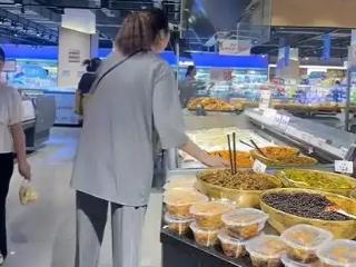 女子疑用公筷试吃超市咸菜被抓拍；超市回应：咸菜已全部下架送检