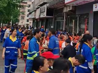 荣昌一火锅店请1200名环卫工吃火锅，火锅店负责人：第一顿摆了64桌