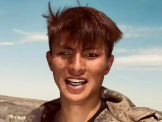 热搜第一！异瞳少年治沙被曝是摆拍！本人回应