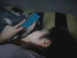 37岁痴情女给男友转账100多万，穷到吃泡面！警方揭开真相