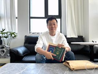 男子捡到他人一大包证件，经历13次搬家，18年后找到失主