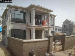 90后三姐妹凑60多万为农村父母建别墅：他们在土坯房里住了三四十年